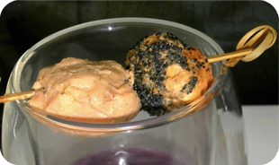 Brochette escargot foie gras et velouté de vitelotte aux cèpes